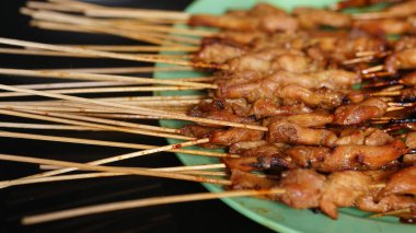 Tabakta bir sürü tavuk var. Endonezya özel yemeği. Seçilene odaklan