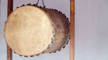 Endonezya 'daki camide insanları namaz kılmaya çağıran geleneksel bir müzik aleti.