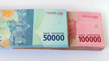 Endonezya rupia banknotu, kadın dansçı, 50,000 ve 100,000. Seçilene odaklan