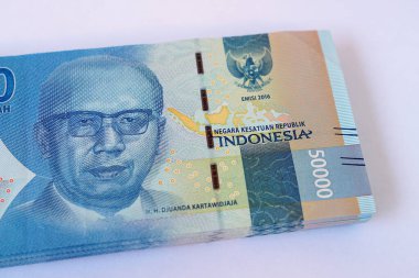 Üzerinde Djuanda Kartawidjaja resmi olan Endonezya rupiah banknotu, 50,000 rupi. Seçilene odaklan
