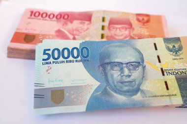 Üzerinde Djuanda Kartawidjaja resmi olan Endonezya rupiah banknotu, 50,000 rupi. Seçilene odaklan