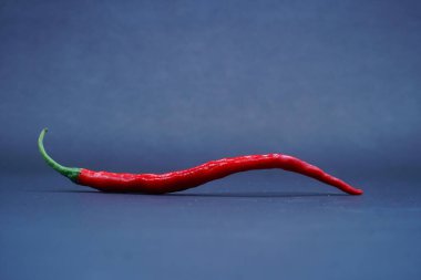 Siyah arkaplanda izole edilmiş kırmızı biber, seçili odaklanma