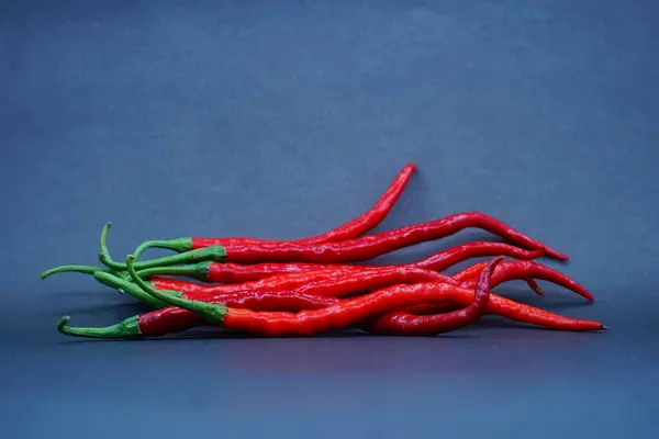 Siyah arkaplanda izole edilmiş kırmızı biber, seçili odaklanma