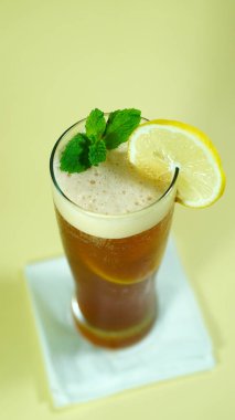 Limon dilimli buzlu çay ve bardakta nane yaprağı. Seçilene odaklan