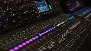 Siyah dijital ses karıştırıcı. Seçili kaydırma düğmesine odaklan