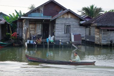 Martapura Nehri 'nin kıyısındaki sakinlerin evleri Banjarmasin, Güney Kalimantan, Endonezya