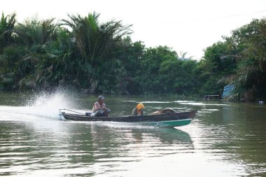 Martapura Nehri 'nde bir tekne Banjarmasin, Güney Kalimantan, Endonezya