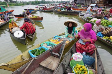 Pasar Terapung 'da kayıkla meyve satıcısı veya yüzen pazar Banjarmasin, Güney Kalimantan, Endonezya