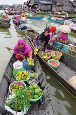 Pasar Terapung 'da kayıkla meyve satıcısı veya yüzen pazar Banjarmasin, Güney Kalimantan, Endonezya