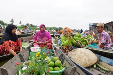 Pasar Terapung 'da kayıkla meyve satıcısı veya yüzen pazar Banjarmasin, Güney Kalimantan, Endonezya