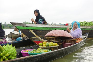 Pasar Terapung 'da kayıkla meyve satıcısı veya yüzen pazar Banjarmasin, Güney Kalimantan, Endonezya