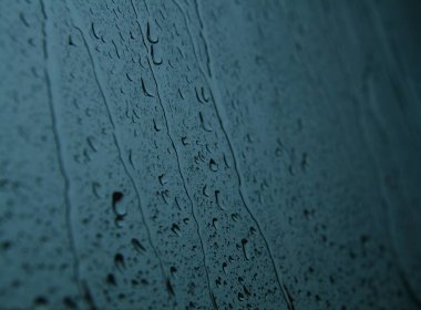 Bardaktaki yağmur damlaları, seçilmiş odaklanma