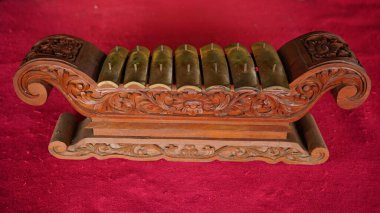 Bronz ve ahşaptan yapılmış Cava Gamelan 'ı. Endonezya 'dan geleneksel müzik aletleri. Seçilene odaklan