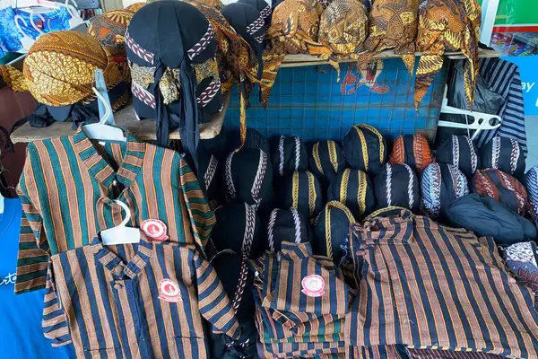 Blangkon batik ve geleneksel Yogyakarta kıyafetleri Malioboro mağazasında.