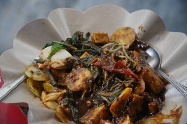 Rujak Cingur, Surabaya Endonezya 'dan geleneksel yemek. Seçilene odaklan