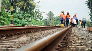 Bazı işçiler demiryolunu onarıyor.