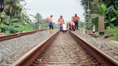 Bazı işçiler demiryolunu onarıyor.