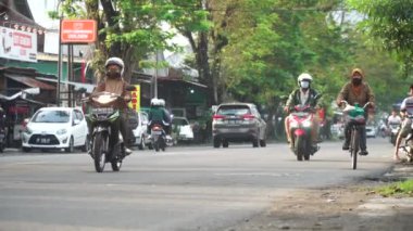 Bantul caddesinde trafik motosikletler, bisikletler ve arabalarla dolu