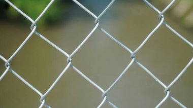 Gümüş tel örgüler. Odaklanma seçildi. Bulanık arkaplan