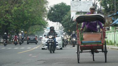 Bantul yolunda trafik vardı. Dikkatimizi triportöre veririz. Diğer araçlar odak dışı
