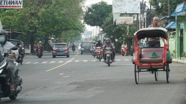 Bantul yolunda trafik vardı. Dikkatimizi triportöre veririz. Diğer araçlar odak dışı