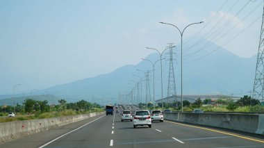 Öğlen Trans Java paralı yolu. Dağlık bir geçmişi var.