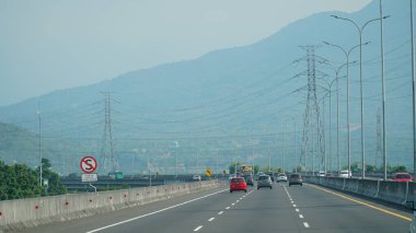 Öğlen Trans Java paralı yolu. Dağlık bir geçmişi var.