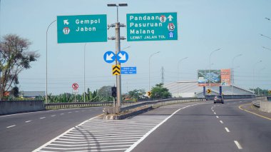 Öğlen Trans Java paralı yolu. Gempol, Pandaan, Pasuruan, Malang şehirleri için işaretler var.