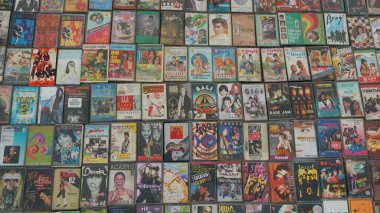 Endonezyalı ve uluslararası şarkıcıların eski kaset koleksiyonları