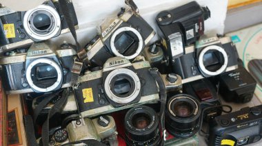 Eski Nikon kamerası lenssiz, odaklanma seçildi