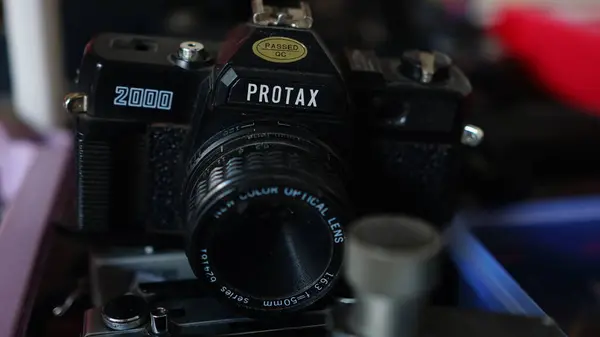 Lensli eski Protax kamera, seçili odaklan