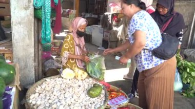 Sabahleyin Bantul geleneksel pazarında alım-satım yapmak..