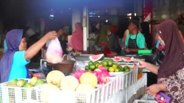 Pasar Niten 'de kalabalık, Bantul' da geleneksel bir pazar. Tüccarlar ve alıcılar işlemde.