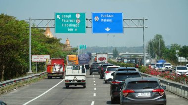 Öğlen Trans Java paralı yolu. Bangil, Probolinggo, Pandaan, Pasuruan, Malang şehirleri için işaretler var.