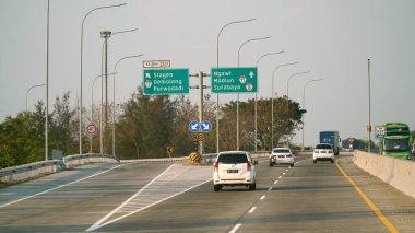 Öğlen Trans Java paralı yolu. Purwodadi, Sragen, Ngawi, Madiun, Surabaya şehirleri için işaretler var.