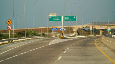 Öğlen Trans Java paralı yolu. Mantingan, Purwodadi, Ngawi, Madiun, Surabaya şehirleri için işaretler var.