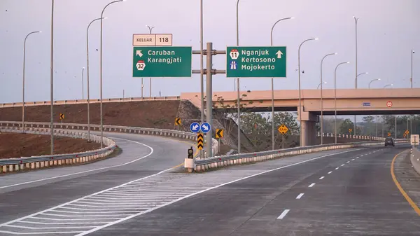 Öğlen Trans Java paralı yolu. Caruban, Nganjuk, Kertosono, Mojokerto şehirleri için işaretler var.