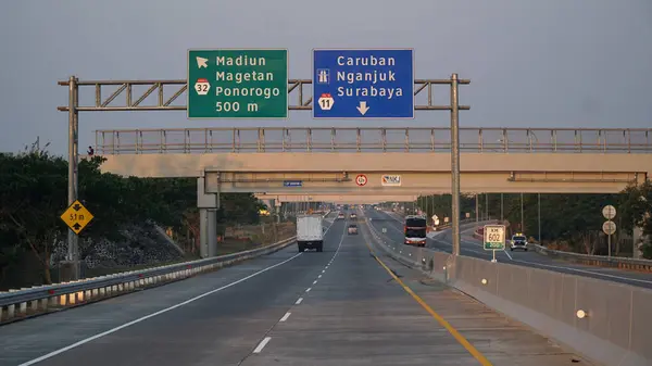 Öğlen Trans Java paralı yolu. Ponorogo, Magetan, Caruban, Nganjuk, Surabaya şehirleri için işaretler var.