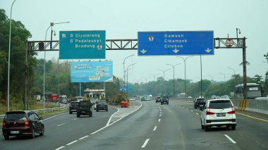 Jakarta şehrindeki otoyollar. Cipularang, Bandung, Cikampek, Cirebon yönünde işaretler var.