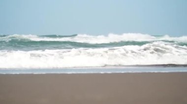 Dalgalar sahile vurdu. Seçilene odaklan