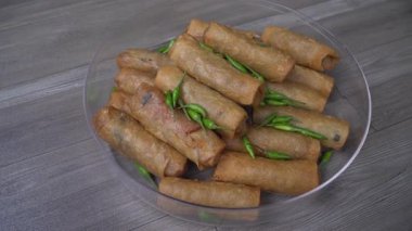 Tepside kızarmış börek, tepside yeşil biber var. Tipik Endonezya atıştırmalıkları. Seçilene odaklan