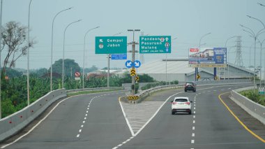 Öğlen Trans Java paralı yolu. Gempol, Pasuruan, Malang, Pandaan şehirleri için işaretler var.