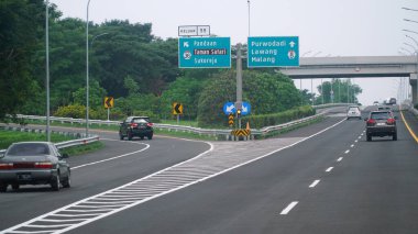 Öğlen Trans Java paralı yolu. Taman safarisi, Lwang, Malang, Pandaan şehirleri için işaretler var.