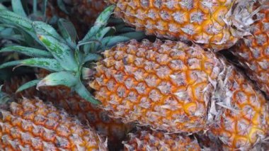 Bambu sepetinde olgun ananas meyvesi yığını. Uzaklaş. Seçilene odaklan