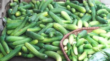 Salatalık yığını, mor patlıcan, geleneksel market tezgahlarında limon. Uzaklaş. Seçilene odaklan