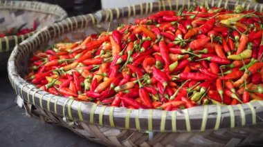 Bambu sepetinde kırmızı biber yığını. Sağa git. Seçilene odaklan