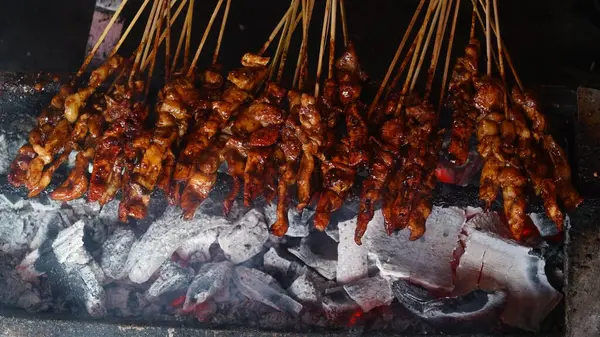 Tavuk yahnisi mangal kömürü ile kızartılıyor. Odaklanma seçildi. Üst görünüm