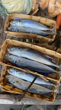 Geleneksel bir markette bambu sepetinde pindang balığı. Seçilene odaklan