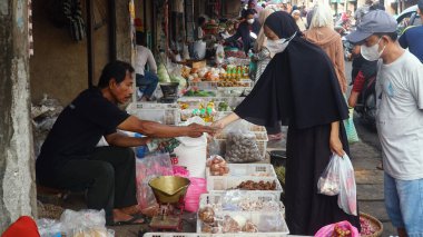 Yogyakarta, Endonezya. 3 Mayıs 2024. Geleneksel Bantul pazarında satın alma ve satma faaliyetleri