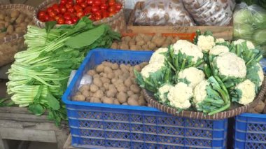 Geleneksel bir pazarda çeşitli sebzeler. Karnabahar, patates, hardal yeşili, marul, domates, salatalık. Seçilene odaklan